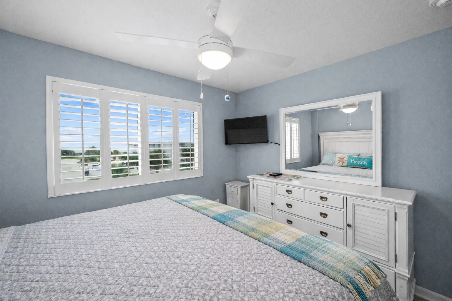 King bedroom with a dresser and mirror, Emerald Dreams