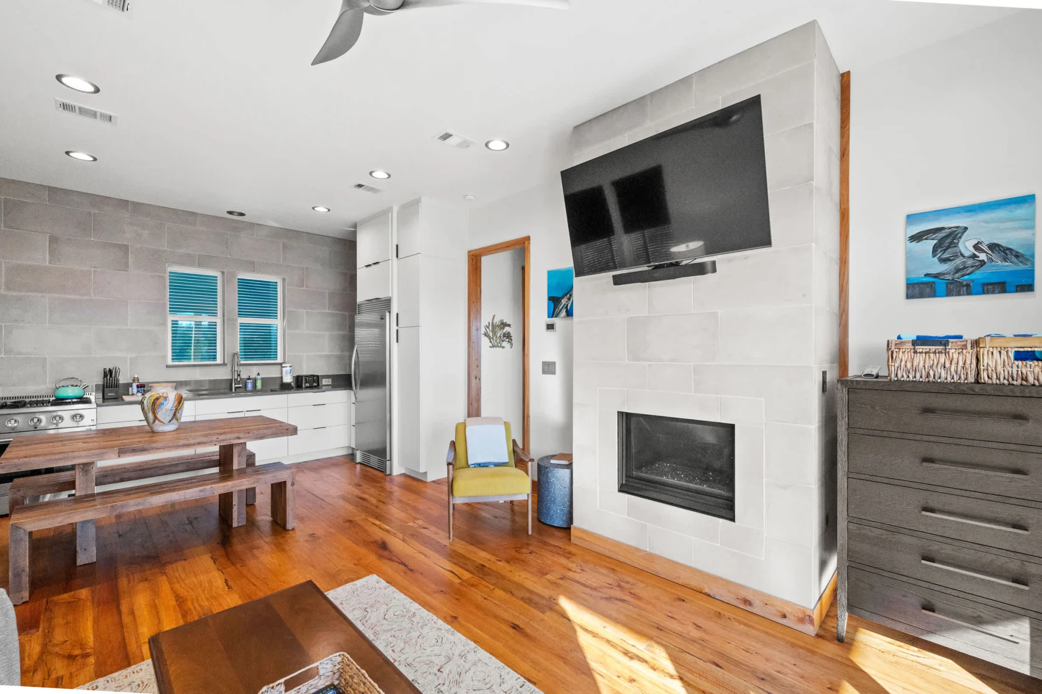 Living room and kitchen with fireplace, Gulf Pearl