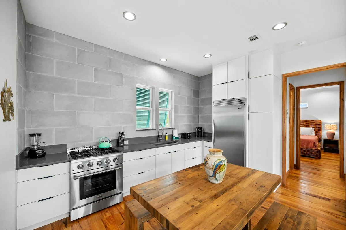 Kitchen with dining table and range, Gulf Pearl
