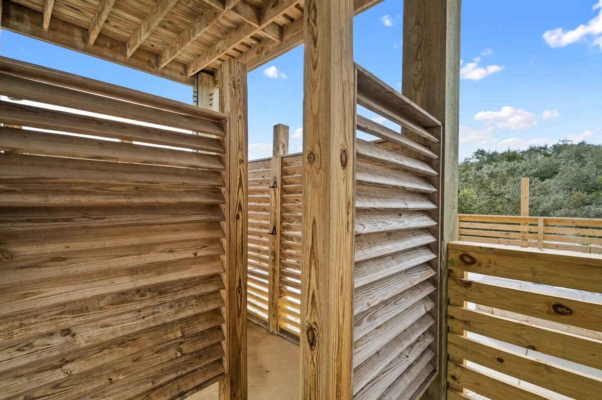 Outdoor shower enclosure, Gulf Pearl