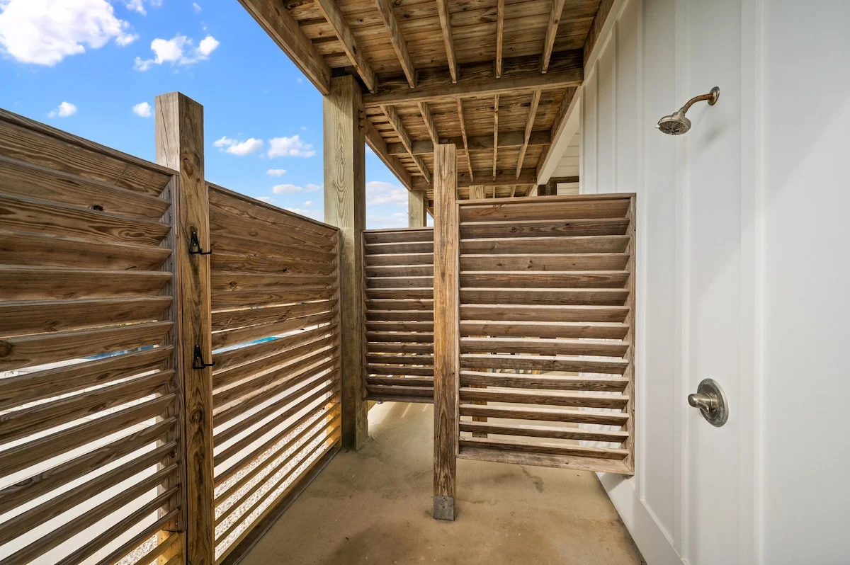 Outdoor shower with bench, Gulf Pearl