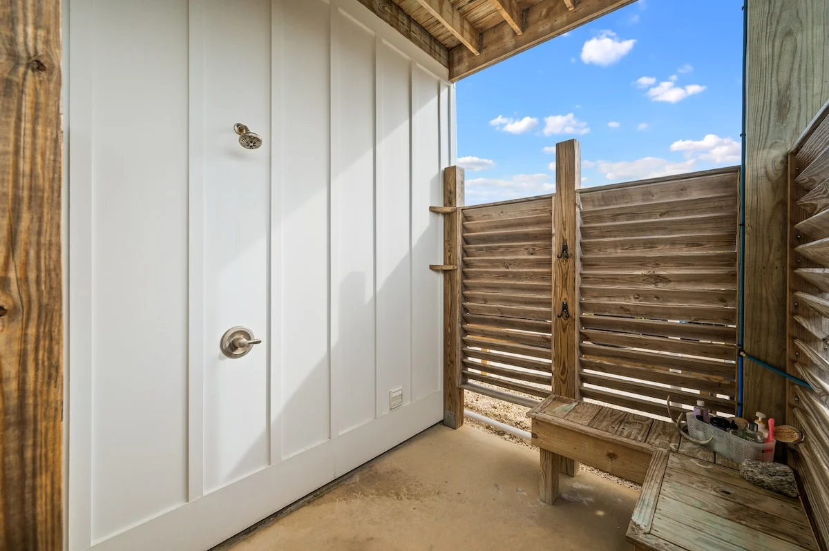 Outdoor shower and changing area, Gulf Pearl