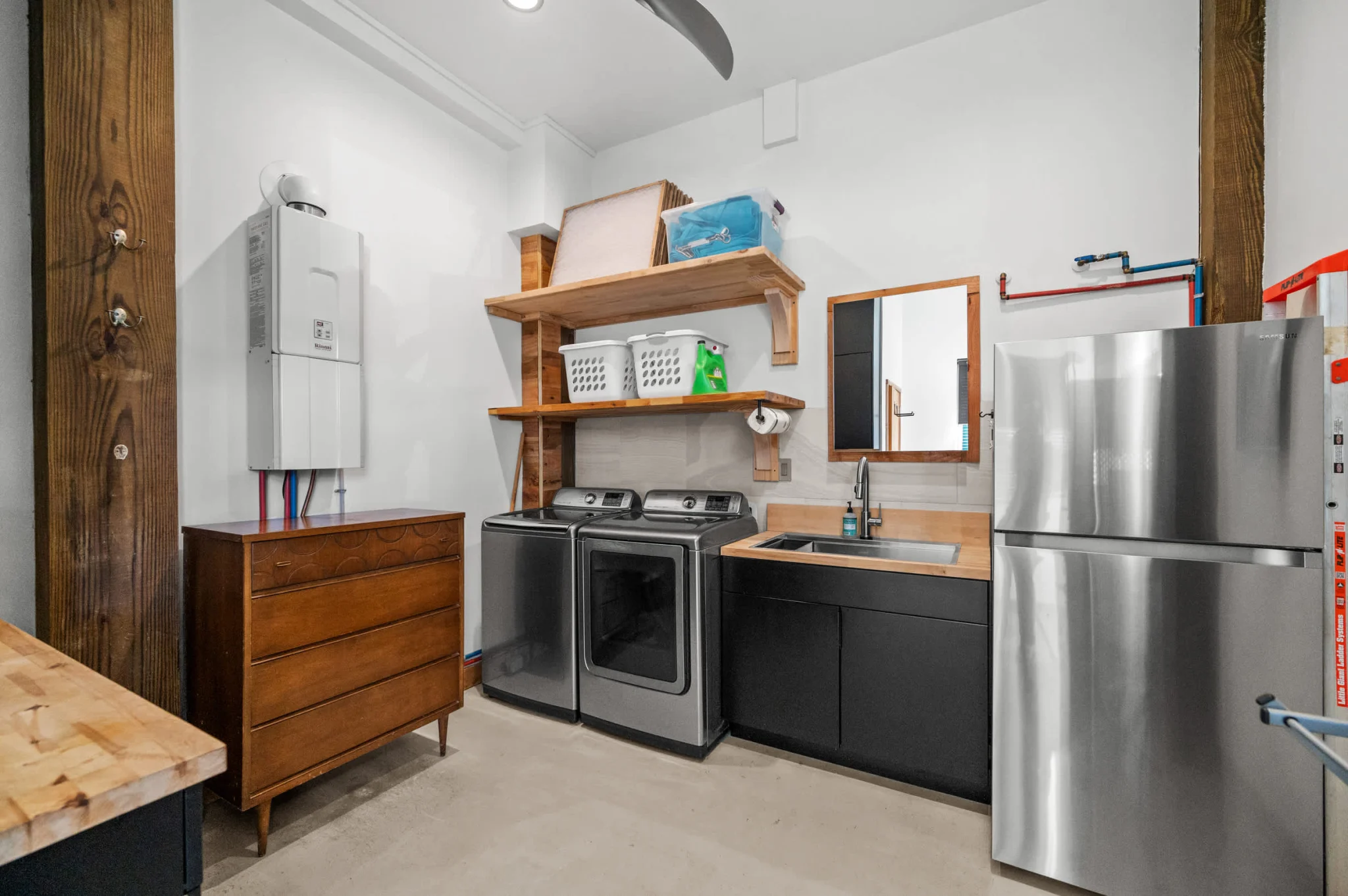 Laundry room with washer, dryer and sink, Gulf Pearl