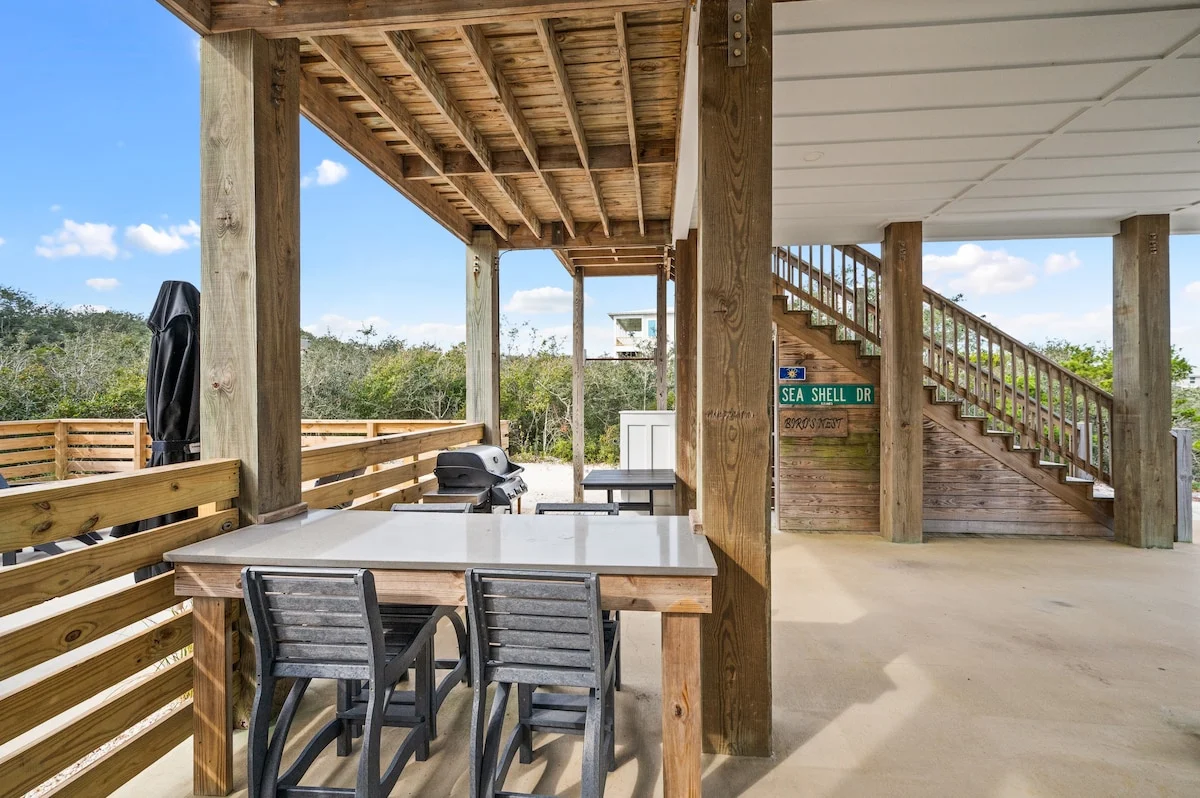 Covered patio dining area, Gulf Pearl