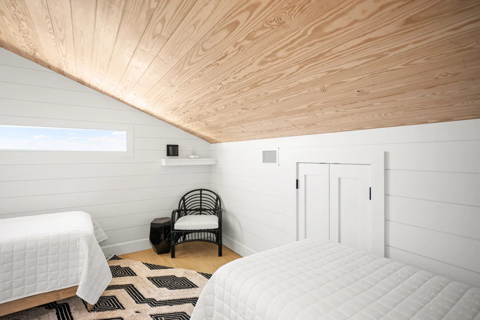 Bedroom with two twin beds, Love Shack