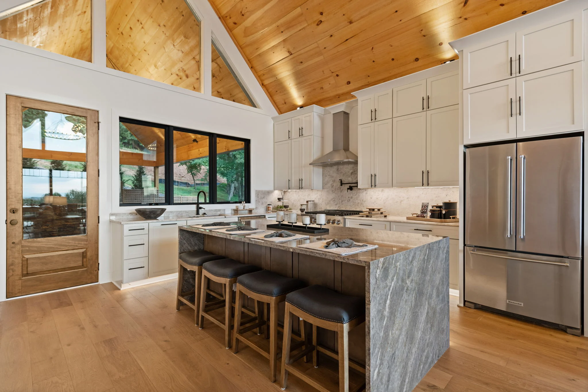 Kitchen island with bar stools, Modern Overlook