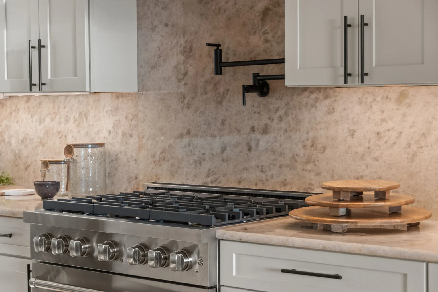 Gas range with a pot filler, Modern Overlook