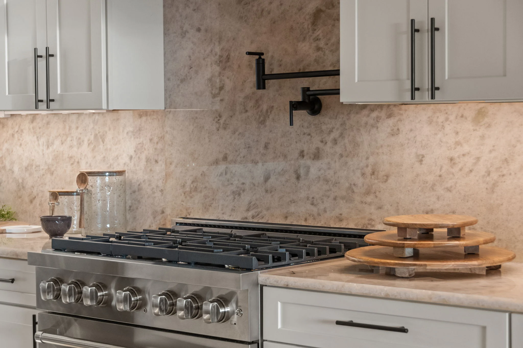 Gas range with a pot filler, Modern Overlook