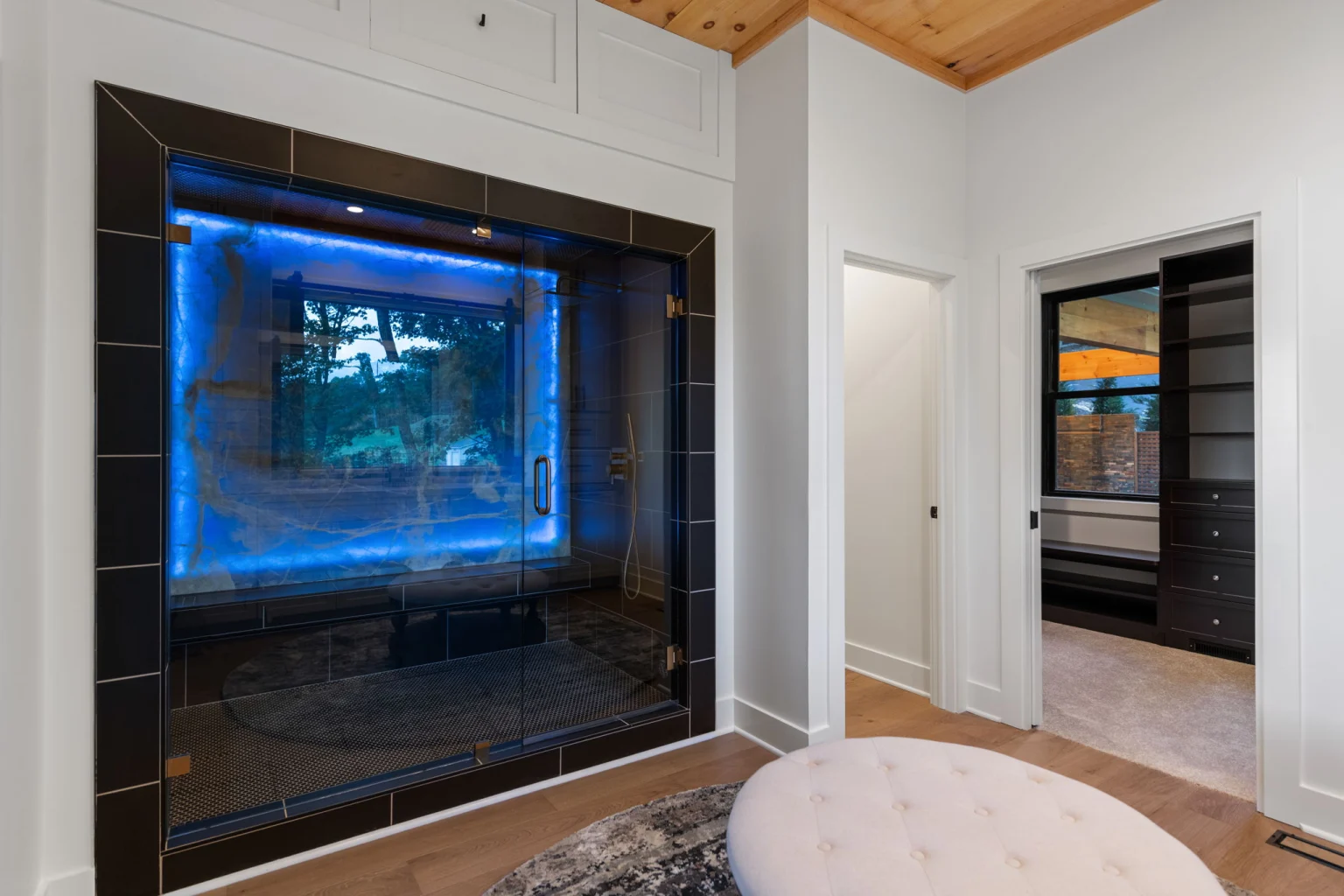 Steam shower with backlit onyx stone, Modern Overlook
