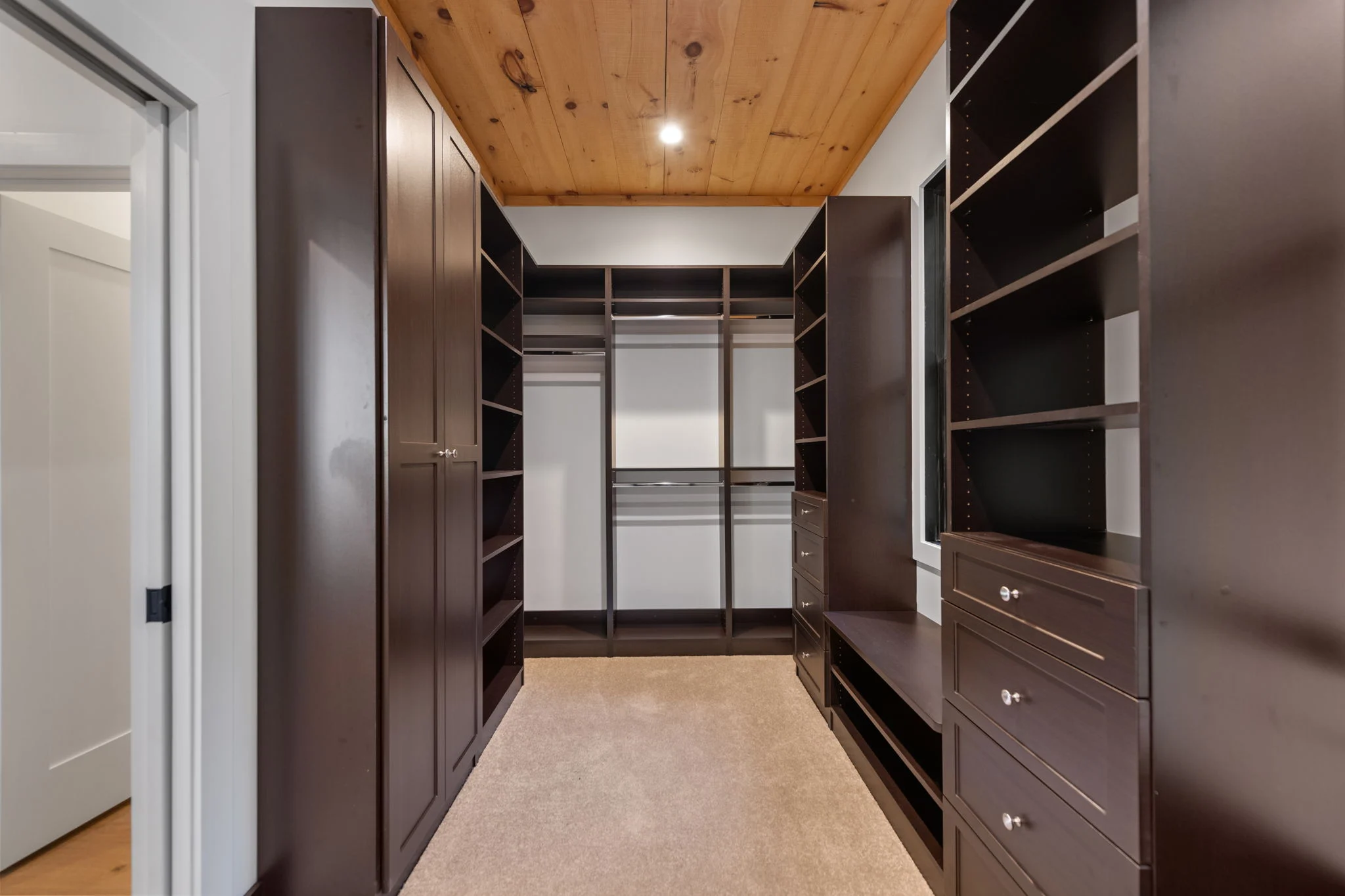 Walk-in closet, Modern Overlook