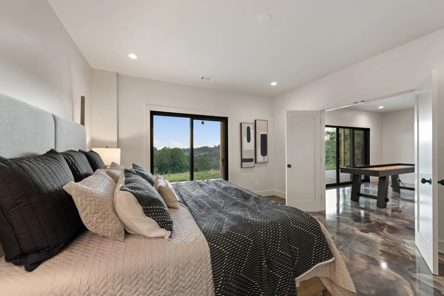 Terrace-level king bedroom, Modern Overlook