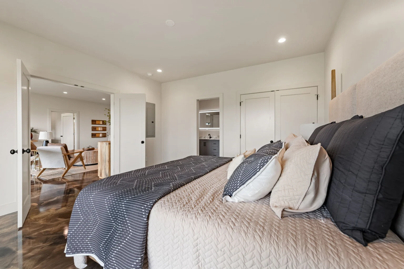 Terrace-level king bedroom, Modern Overlook