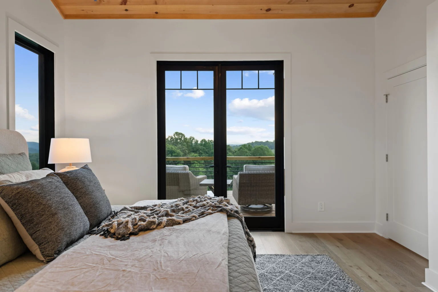 Terrace-level king bedroom, Modern Overlook