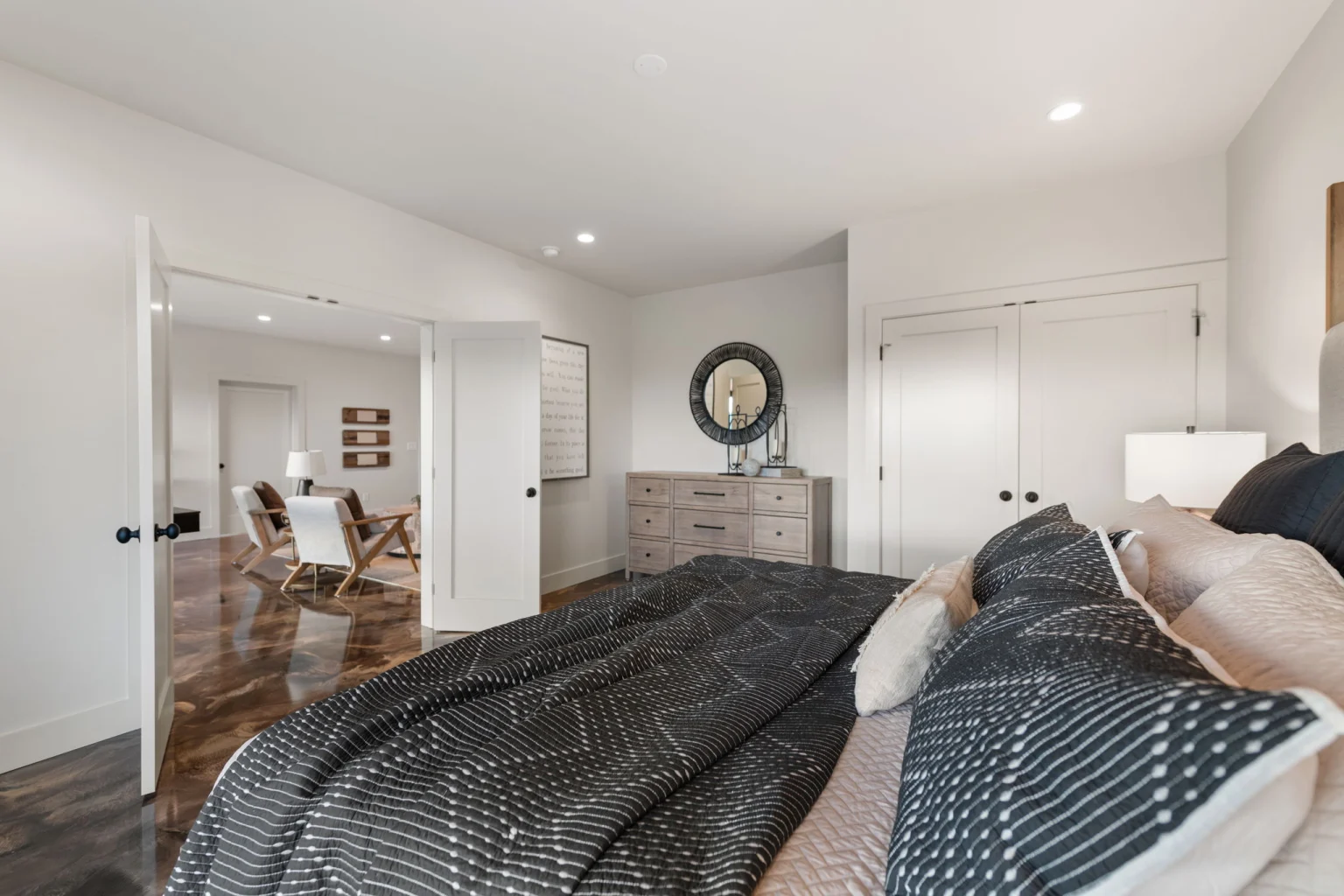 Terrace-level king bedroom, Modern Overlook