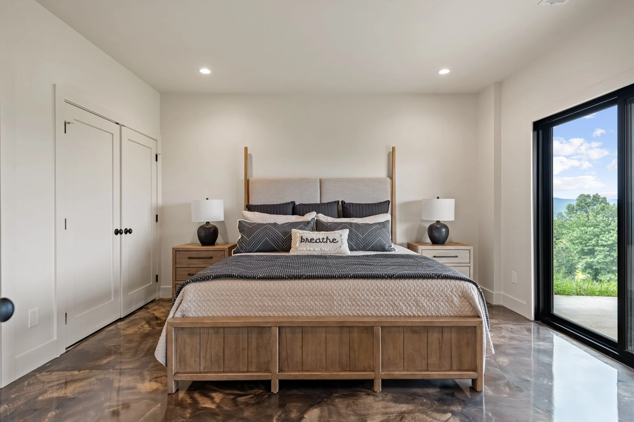 Terrace-level king bedroom, Modern Overlook