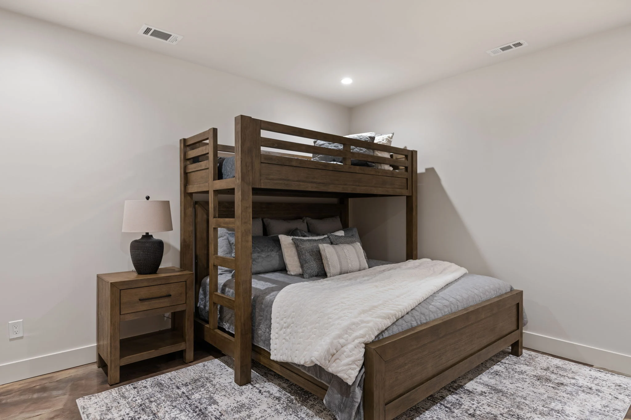 Bunk room, Modern Overlook