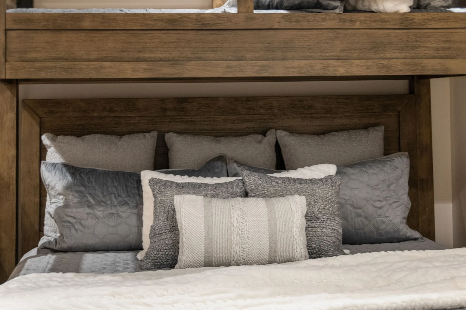 Bunk room, Modern Overlook