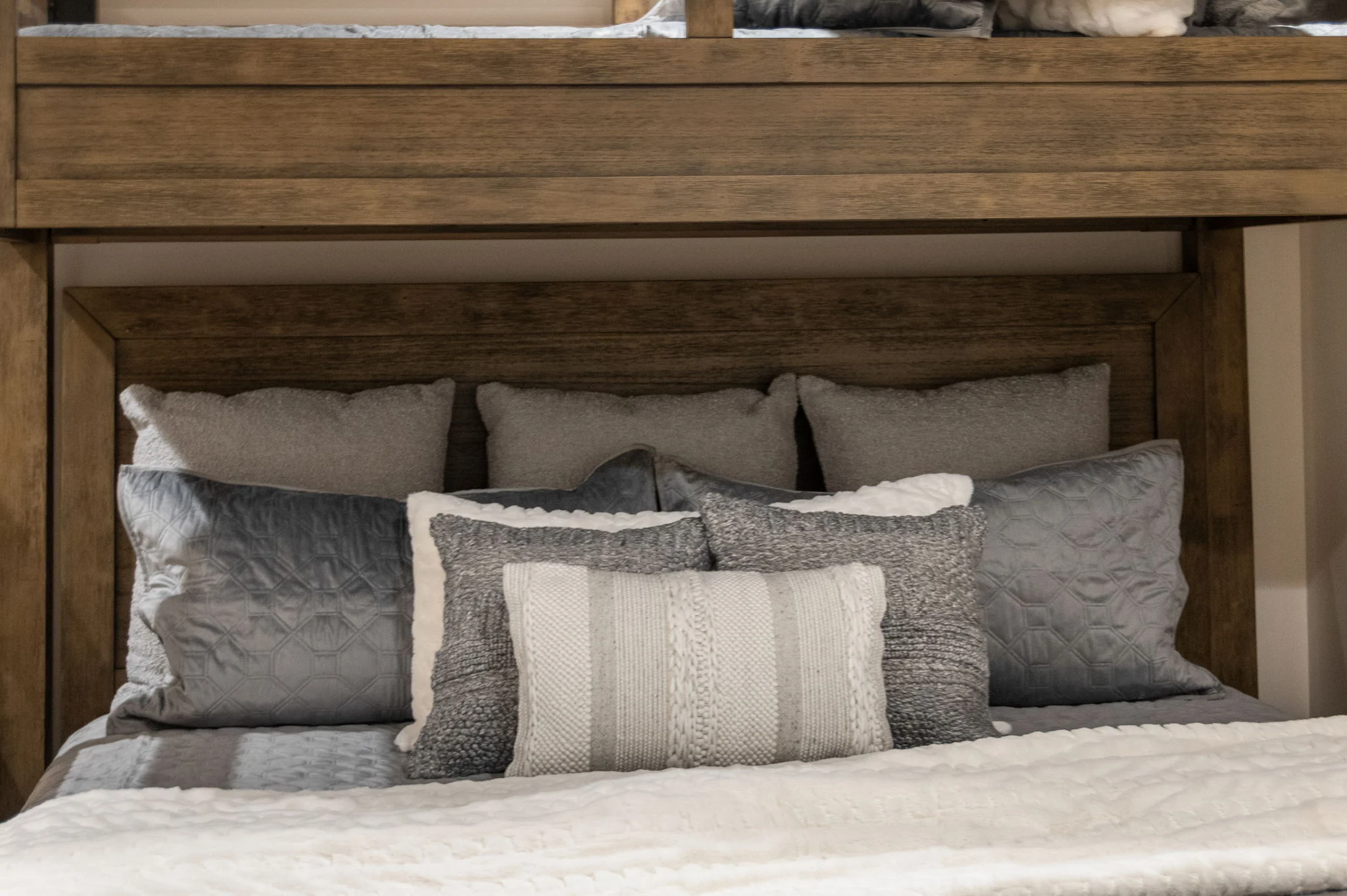 Bunk room, Modern Overlook