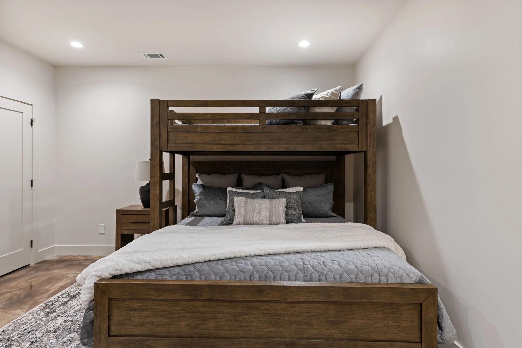 Bunk room, Modern Overlook