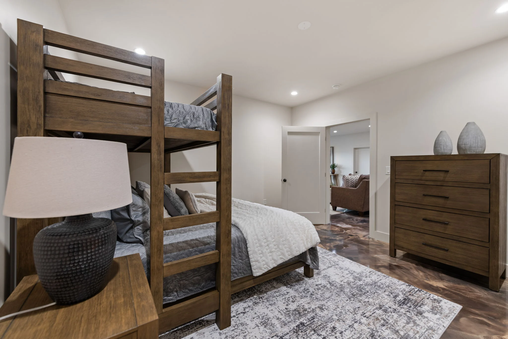 Bunk room, Modern Overlook
