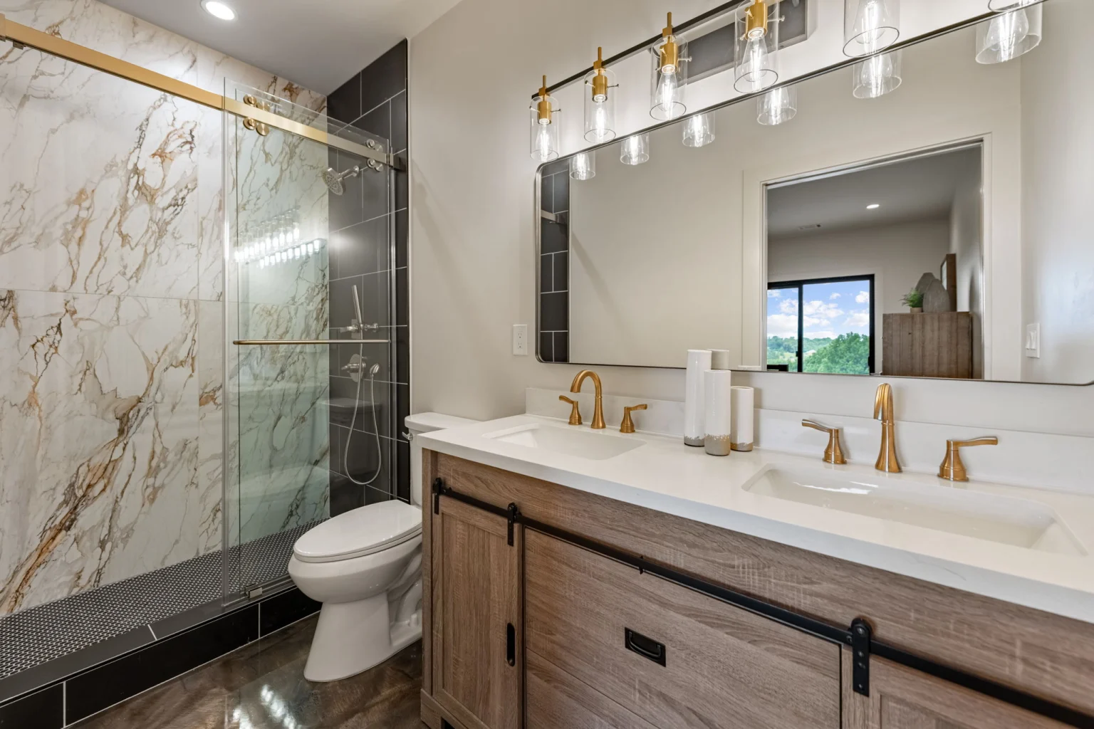 Bathroom with a glass shower, Modern Overlook