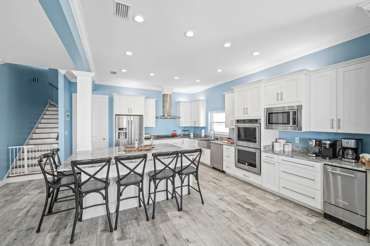 Kitchen island seating for six beside the stairs, Sea Bliss