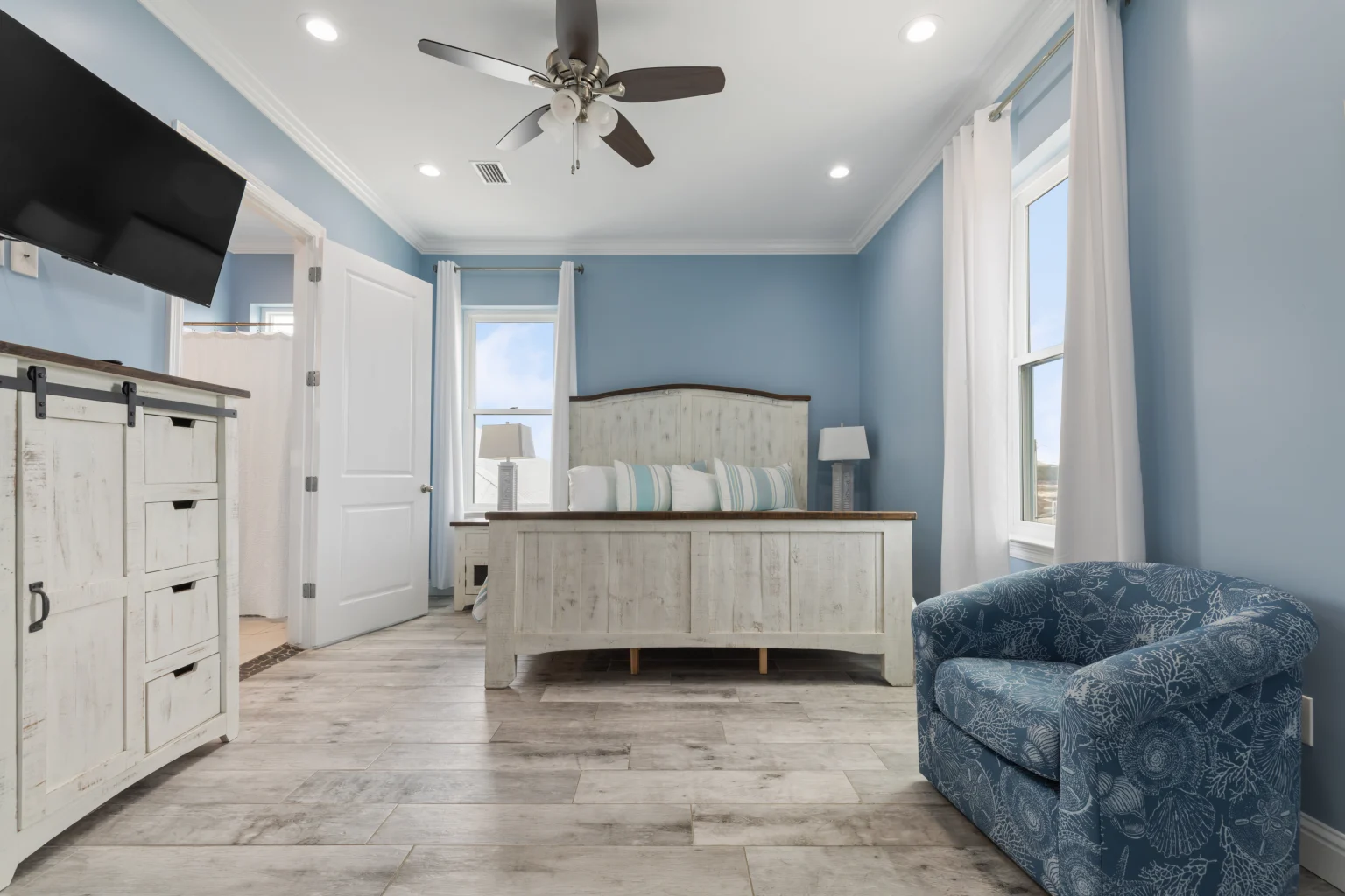 King bedroom with sitting chair, Sea Bliss
