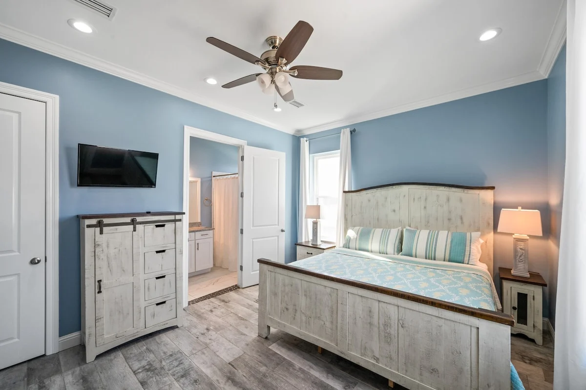 King bedroom with en-suite bathroom beyond, Sea Bliss