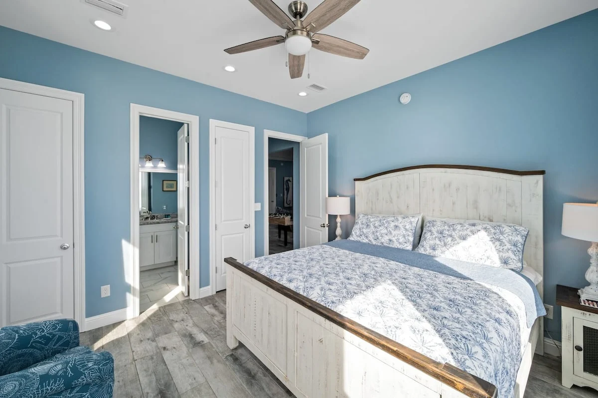 King bedroom with en-suite bath, Sea Bliss