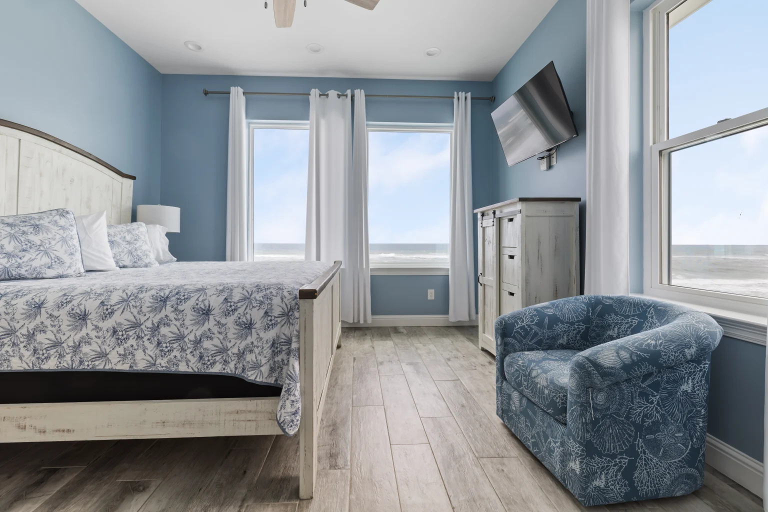 King bedroom with blue armchair and Gulf view, Sea Bliss