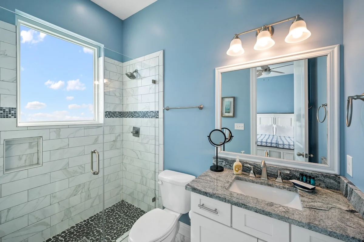 En-suite bathroom with walk-in shower, Sea Bliss