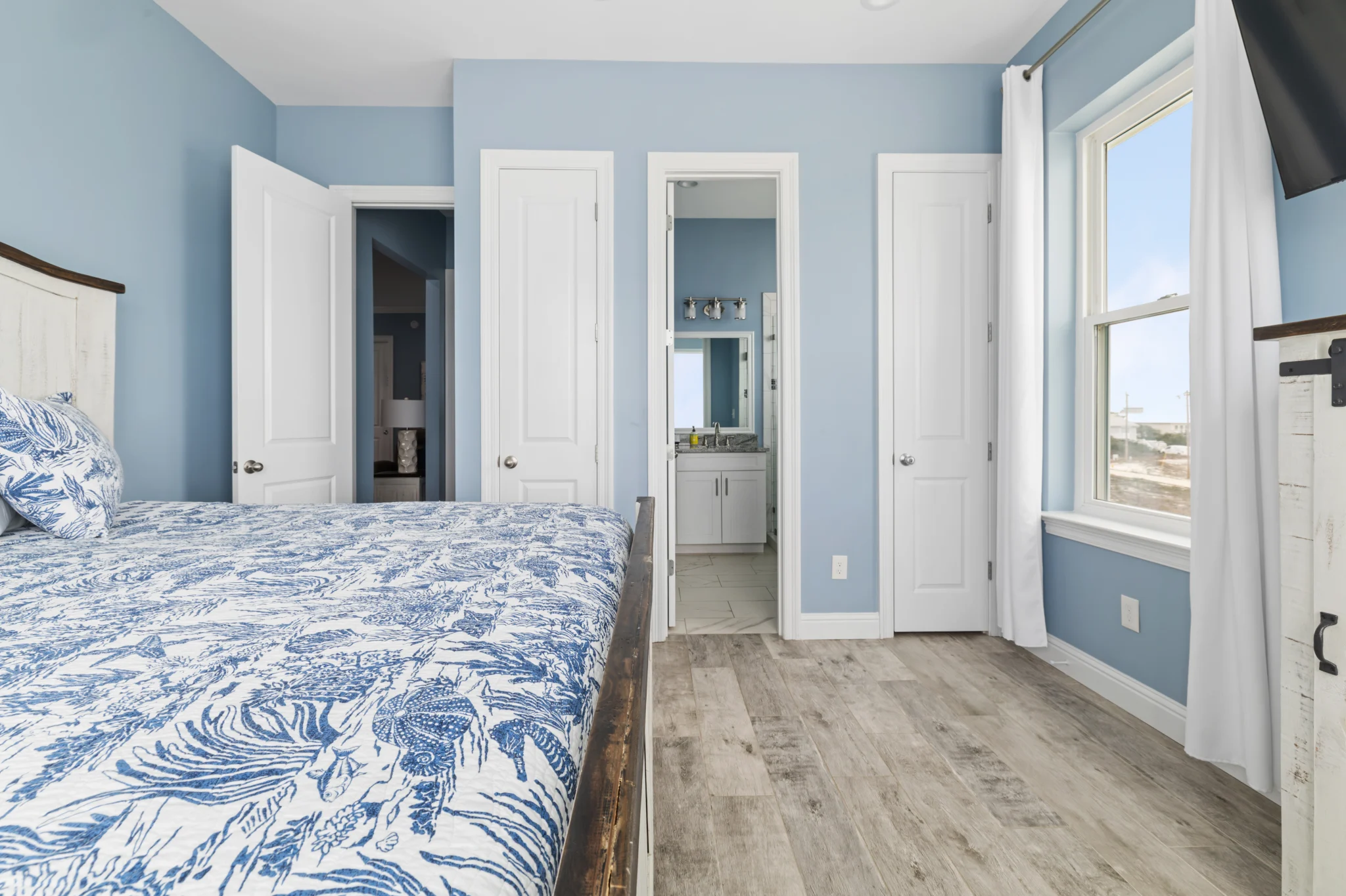 King bedroom with en-suite bathroom, Sea Bliss