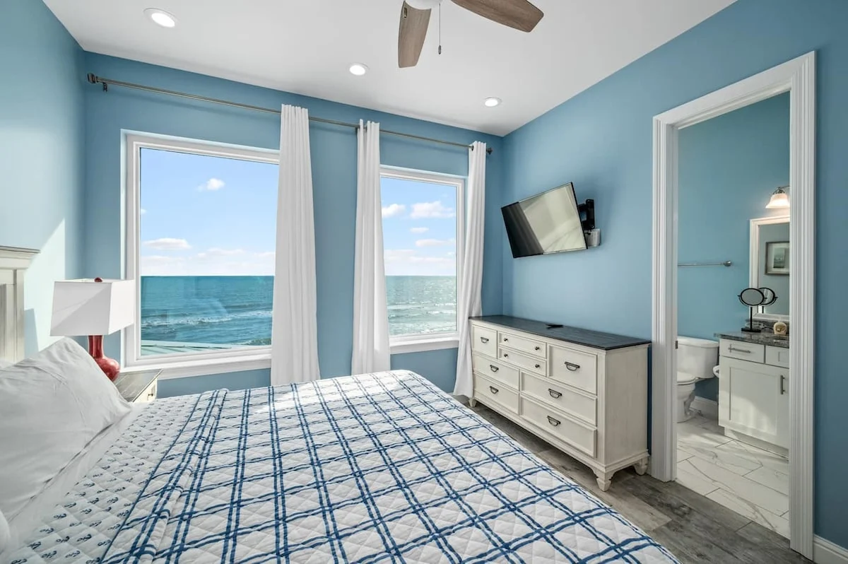 King bedroom with TV and ocean view, Sea Bliss