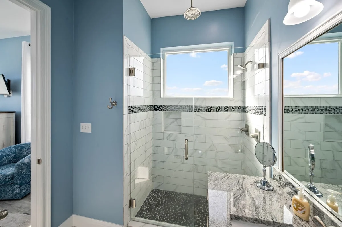 Walk-in shower with window, Sea Bliss