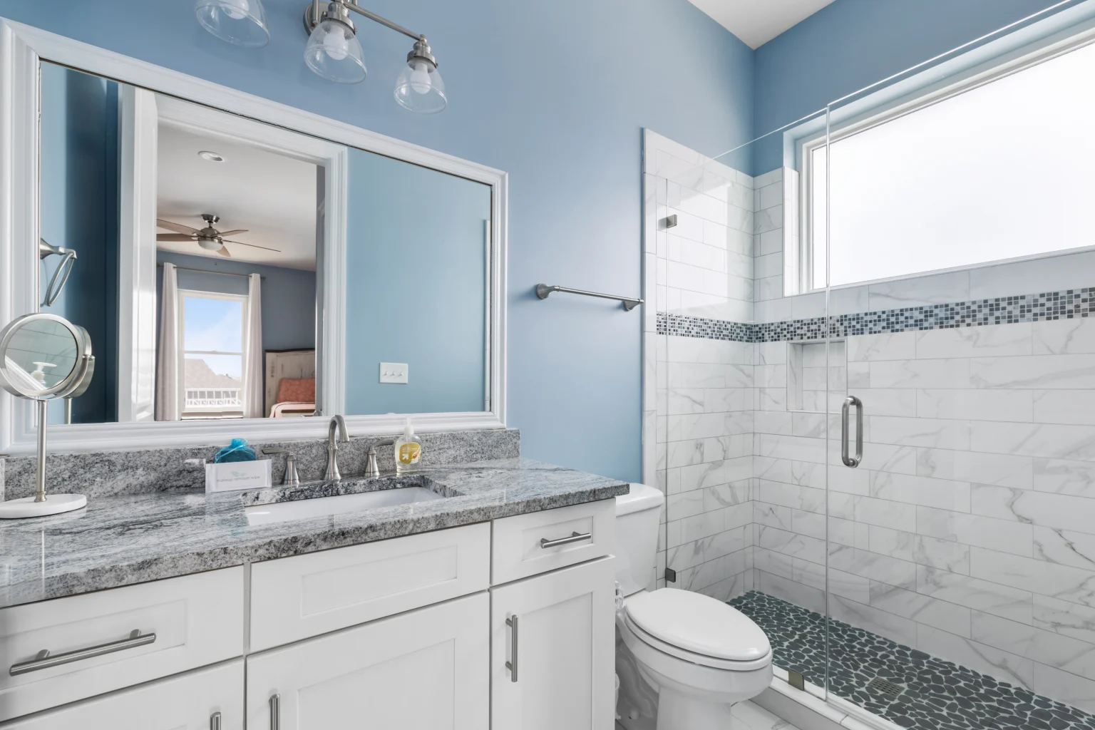 En-suite bathroom with walk-in shower, Sea Bliss