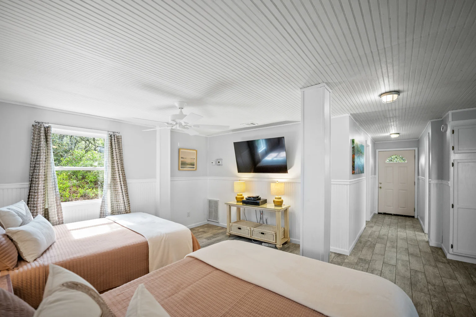 Ground-floor suite with TV and private entrance, Sea Forever