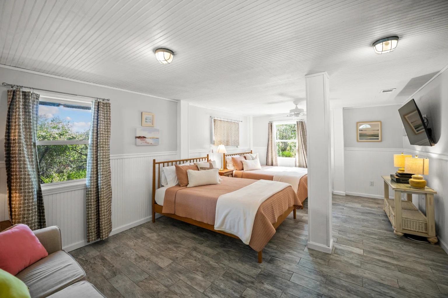 Ground-floor suite with beds and window, Sea Forever