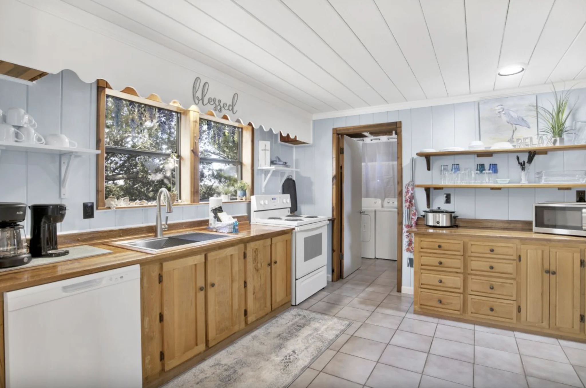 Kitchen with open shelves and pantry, Tree Tops