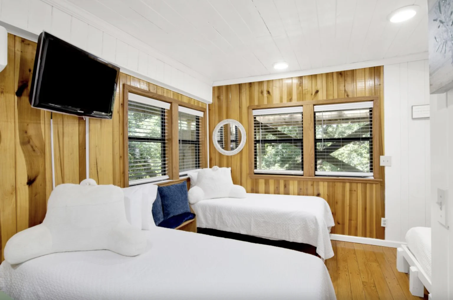 Bedroom with twin beds and TV, Tree Tops
