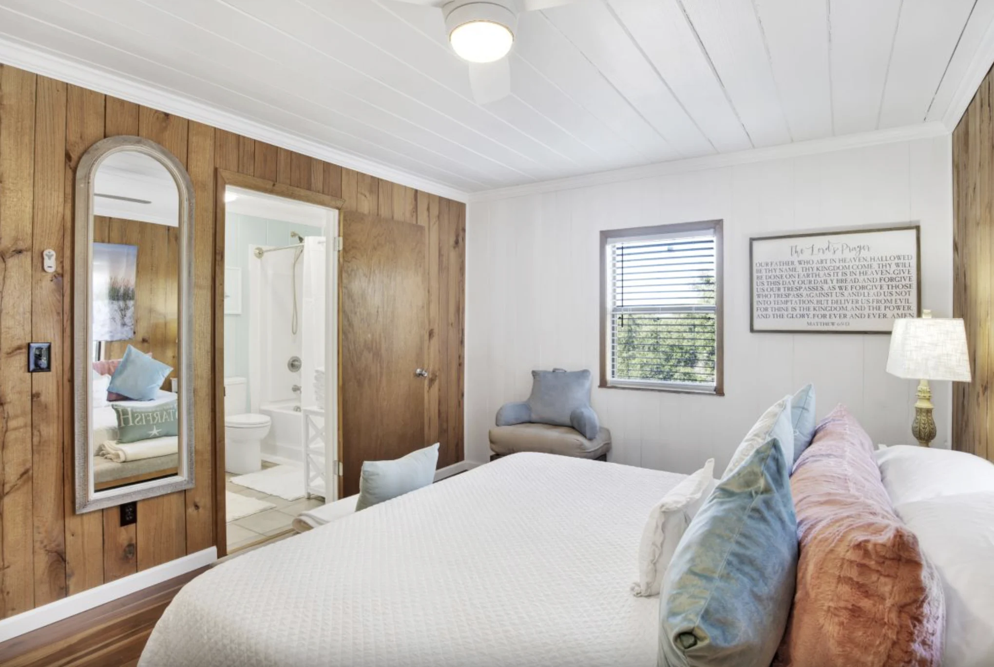 Bedroom with mirror and en-suite bath, Tree Tops