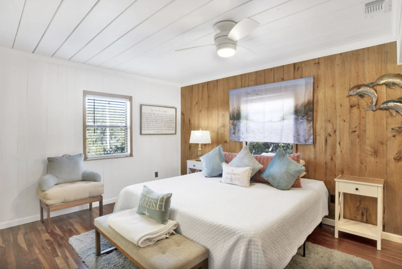 Queen bedroom with bench and dolphin art, Tree Tops