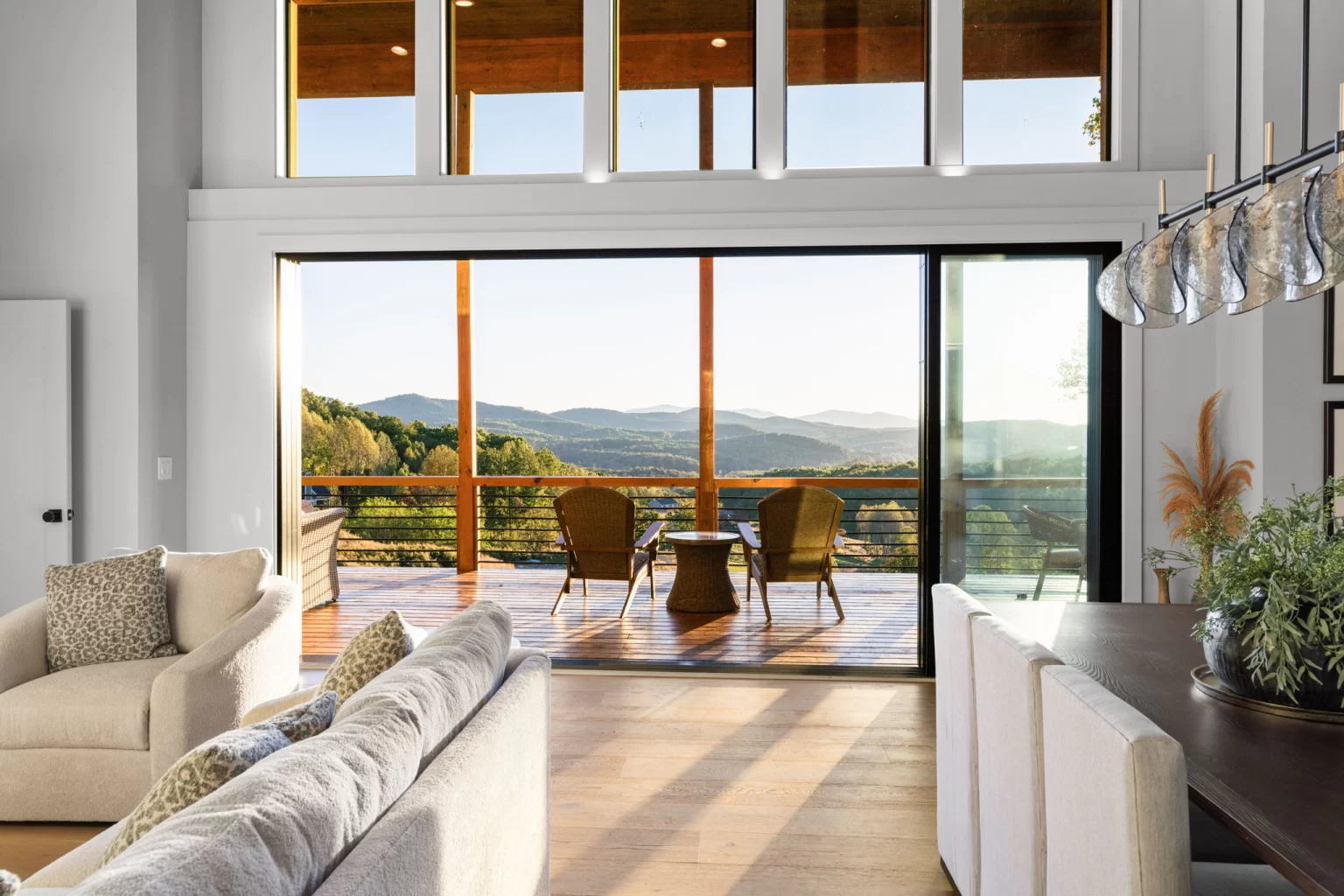 Living room facing the deck and the mountain view, View Finder II