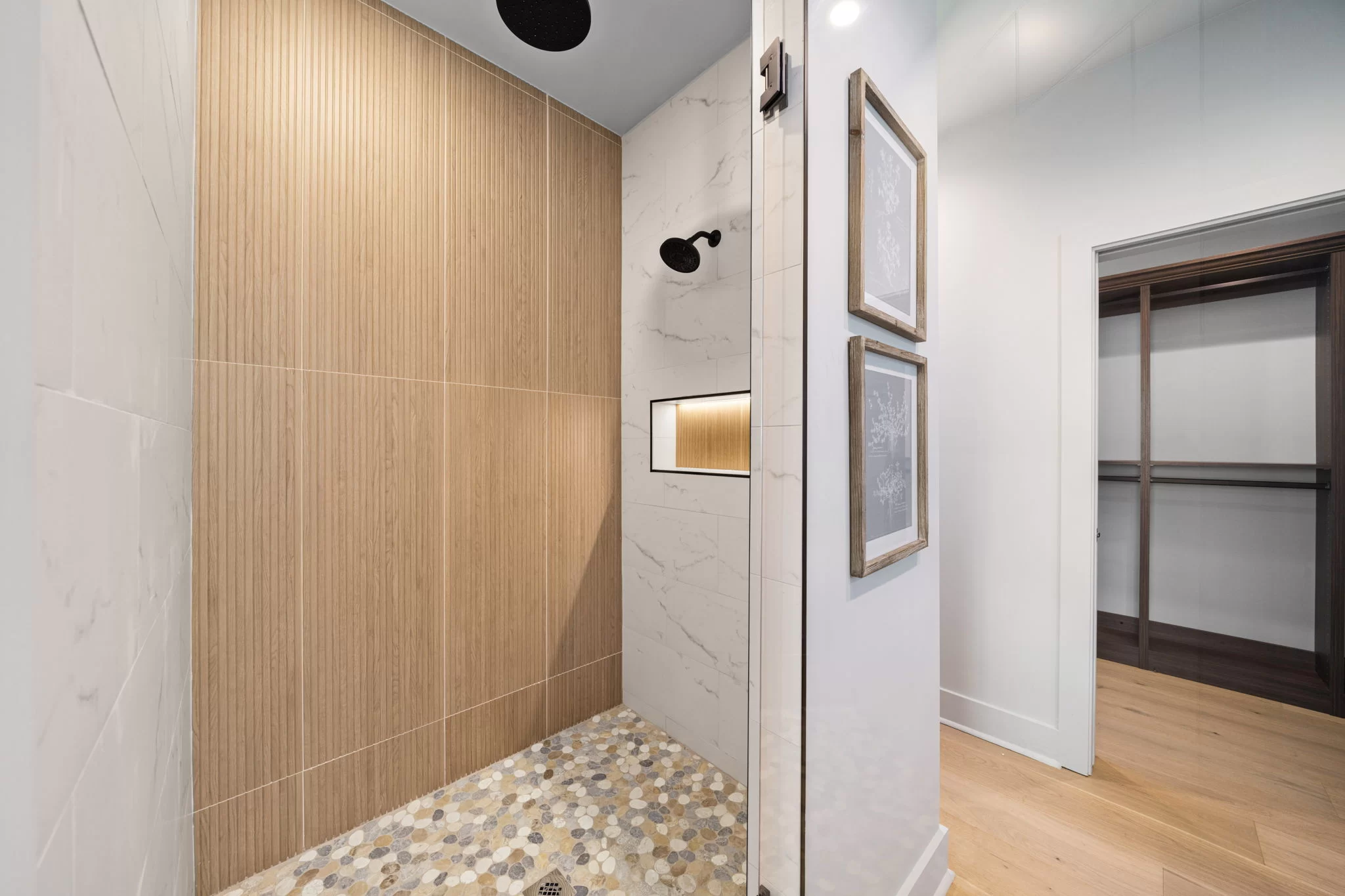 Walk-in shower with wood-look tile, View Finder II